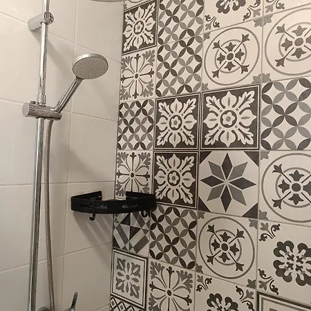 D'hote Avec Salle De Bain Et Balcon Prive - 3 Mins A Pied De La Gare - Geneve Acces Direct Guest house *