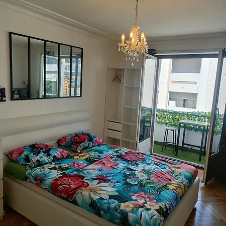 D'hote Avec Salle De Bain Et Balcon Prive - 3 Mins A Pied De La Gare - Geneve Acces Direct Guest house *